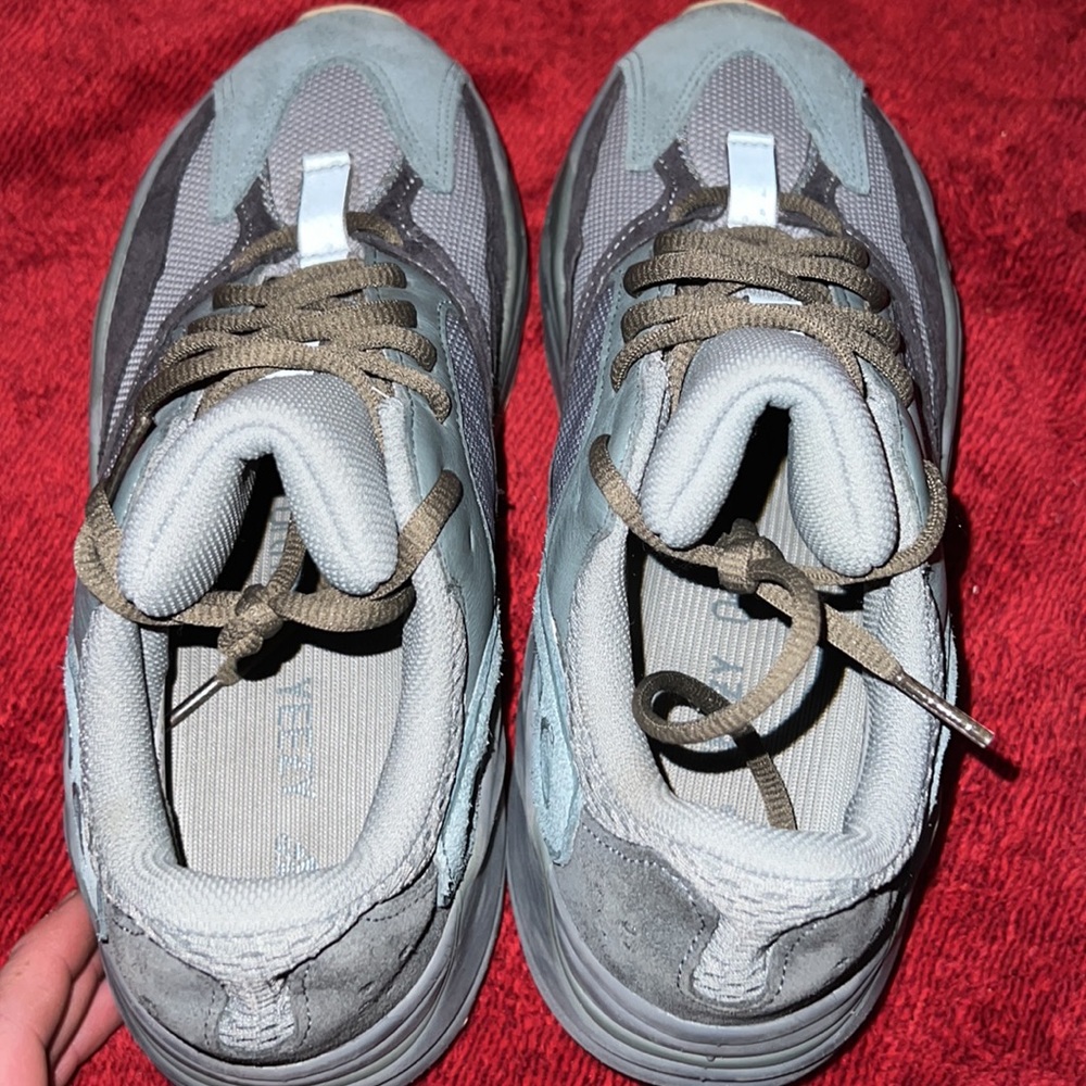 Yeezy 700 - Picture 2 of 4